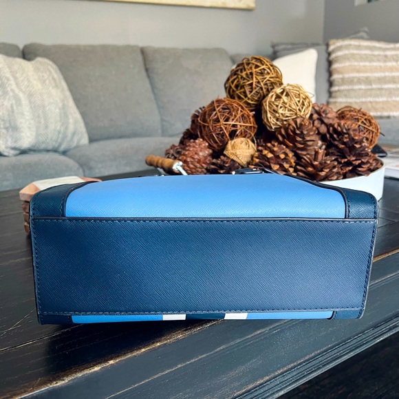 Brand NEW never been used blue Micheal Kors Mini hand bag. - Picture 6 of 6